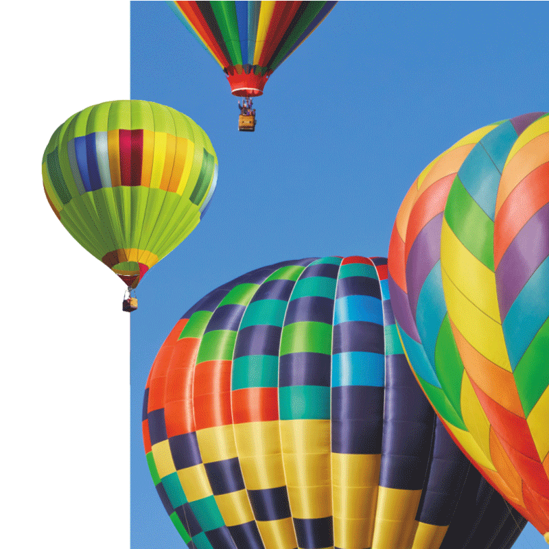 Bunte Heißluftballons am blauen Himmel