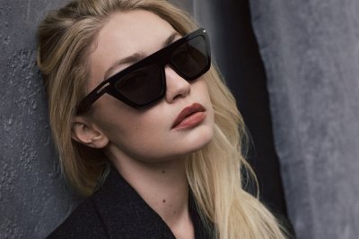 BOSS Brillen: Model mit schwarzer Sonnenbrille