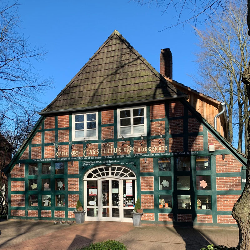 Außenansicht des Fachwerk-Geschäfts von Optic Cassellius in Sottrum