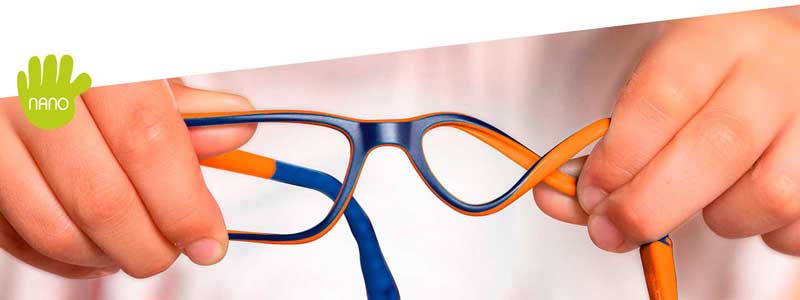 Flexible NANO Kinderbrille in Blau-Orange, zur Demonstration gebogen